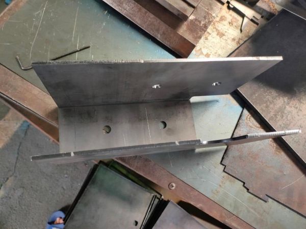 Cắt chấn kim loại tấm
